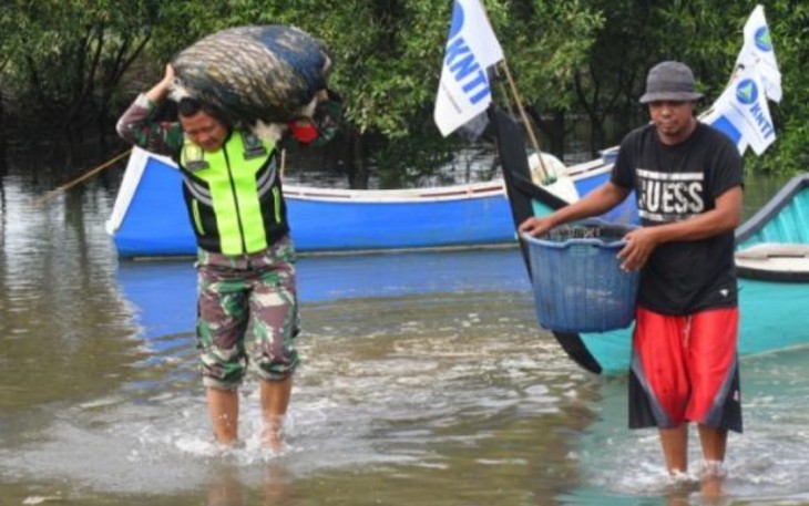 Koptu Hardius selalu sibuk menolong para nelayan dalam memperbaiki jaring ikan mereka dan menyokong perahu nelayan untuk diangkut ke darat.