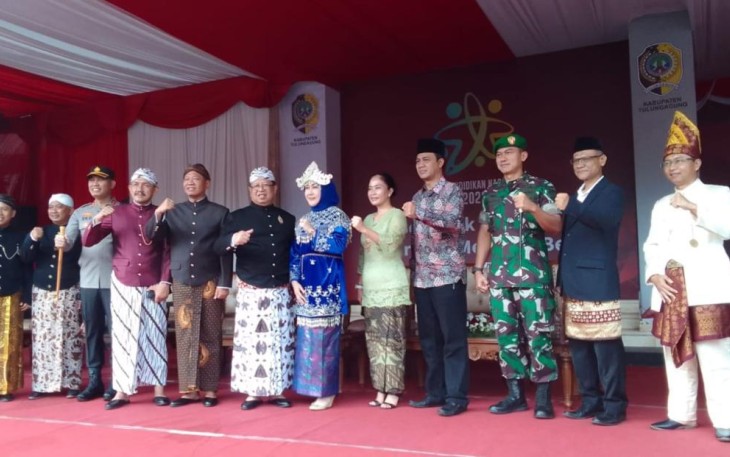 Para pimpinan peserta upacara Hardiknas Tahun 2023 Kabupaten Tulungagung memakai pakaian adat jawa