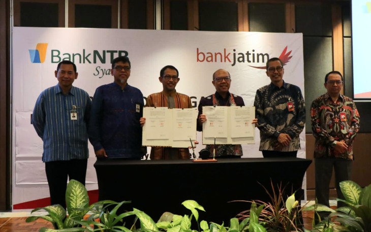Penandatanganan perjanjian kerja sama dilakukan oleh Direktur Mikro, Ritel, dan Menengah Bank Jatim Arief Wicaksono dan Direktur Pembiayaan Bank NTB Syariah Muhamad Usman yang disaksikan langsung oleh Direktur Utama Bank Jatim Busrul Iman, Direktur Keuangan, Treasury, dan Global Services Bank Jatim Edi Masrianto, serta Direktur Utama Bank NTB Syariah Kukuh Rahardjo.