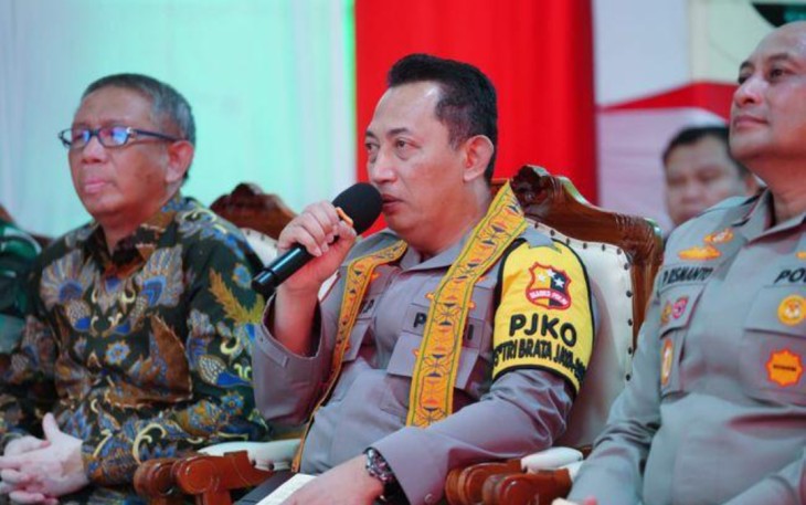 Kapolri Jenderal Polisi Drs. Listyo Sigit Prabowo, M.Si., saat berinteraksi langsung dengan jajaran Satbrimob Polda Kalbar yang menempati rumah dinas baru.