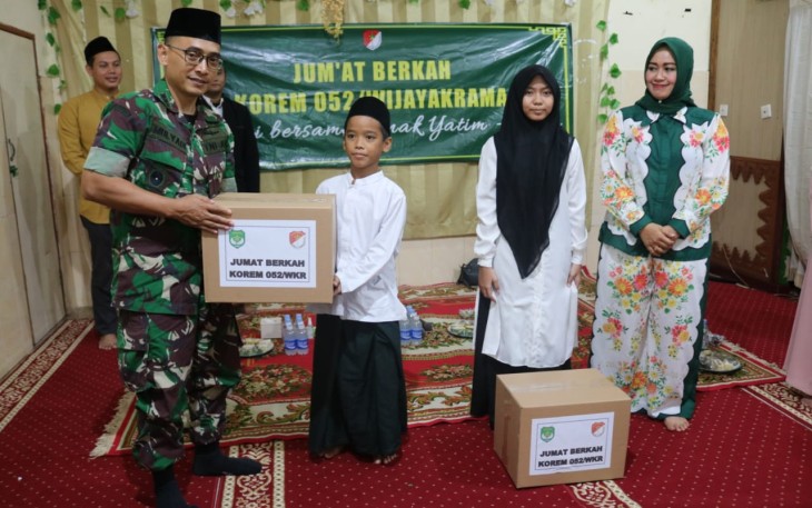  Korem 052/Wijayakrama yang kali ini di wakili oleh Ibu Ketua Persit KCK Koorcabrem 052 PD Jaya,Ny Henny Putranto Gatot bertempat di Yayasan Islam Al Aqsha Jl Sutra Ungu No 30-31 RT 12 RW 10 Kel. Kelapa Gading Timur Kec Klp Gading Jakarta Utara, Jumat (15/12/2023)