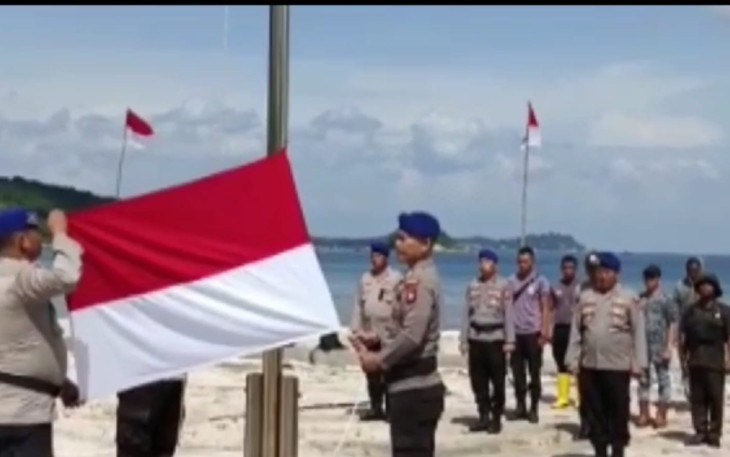 Polres Bintan saat Kibarkan Bendera Merah Putih di Pulau Terluar