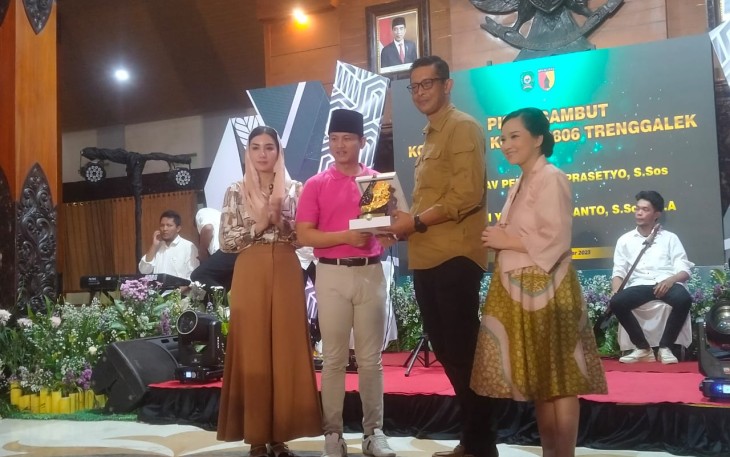Bupati Trenggalek, Mochamad Nur Arifin, saat memberikan cindera mata kepada Letkol Kav Peddy Adi Prasetyo, S Sos, di Pendapa Manggala Praja Nugraha, Selasa (28/11/2023).