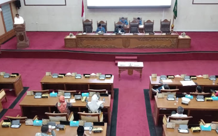 Rapat paripurna dengan agenda Laporan Badan Anggaran atas Pembahasan Ranperda APBD Kota Batam Tahun Anggaran (TA) 2024 sekaligus Pengambilan Keputusan pada Rabu (15/11/2023) di ruang sidang utama DPRD Kota Batam. 