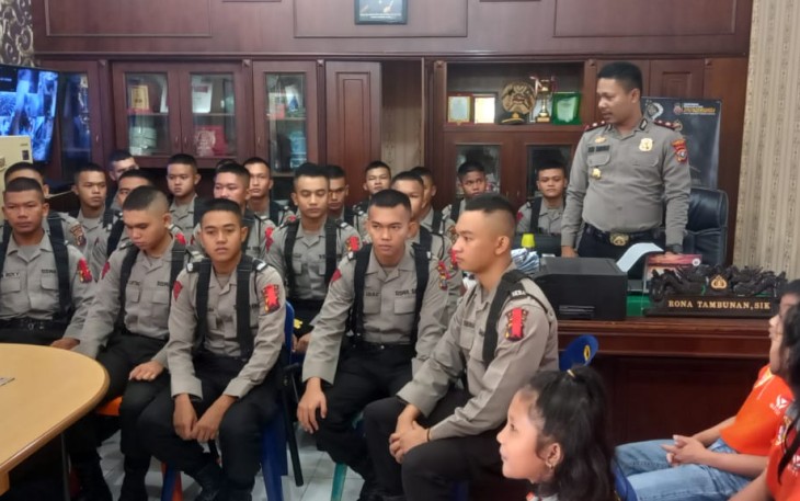Kapolsek Medan Timur Kompol Rona Tambunan lepas siswa Latja SPN Polda Sumut, Senin (11/12/2023). Sebelum melepas, Kompol Rona Tambunan memberikan arahan pada siswa Latja SPN Polda Sumut