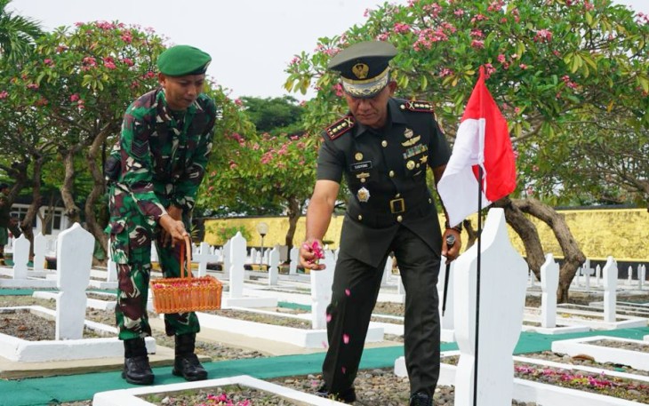 Korem 081/DSJ menggelar ziarah di Taman Makam Pahlawan (TMP) Madiun, Jl. Pahlawan No. 50 Kota Madiun, Kamis (23/11/2023)