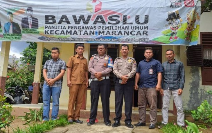 Personel Polsek Batang Toru menyambangi Panwascam Marancar guna mengajak untuk memegang teguh netralitas jelang Pemilu 2024