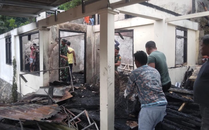 Personil Koramil 1310-02/Lembeh Kodim 1310/Bitung bersama warga bersihkan puing-puing sisa Kebakaran