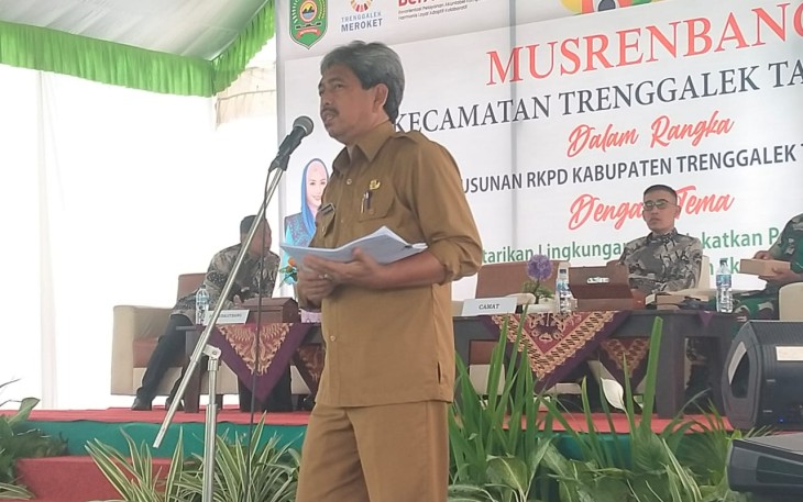 Sekdakab Trenggalek, Drs Edy Soepriyanto, saat memberikan arahan pada kegiatan pelaksanaan, musyawarah perencanaan pembangunan (Musrenbang) Kecamatan Trenggalek di Pujasera Desa Sambirejo Kecamatan Trenggalek, Selasa (14/2/2023) (Foto: Hardi Rangga klikwarta.com).