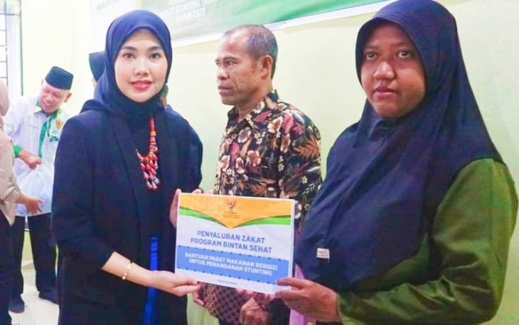 Ketua TP PKK Bintan Hafizha Rahmadhani saat melakukan pendistribusian Zakat melalui Baznas Kabupaten Bintan.
