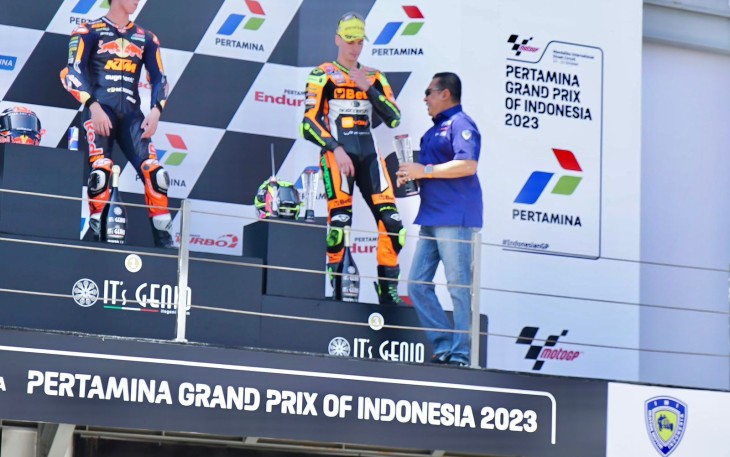 Ketua MPR RI Bamsoet Serahkan Trophy Juara Dunia Moto2 di Pertamina Mandalika International Circuit