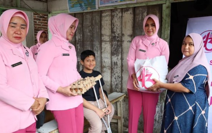 Dalam rangka menyambut HUT Yayasan Kemala Bhayangkari (YKB) ke-43, Ny Fitri Imam Zamroni, santuni dan berikan tali asih serta paket bantuan sosial kepada sejumlah sejumlah anak disabilitas, Selasa (7/3/2023), kemarin.