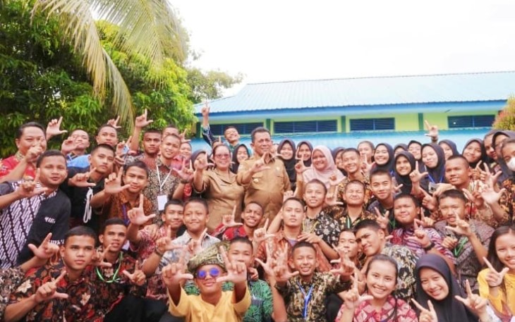 Gubernur Ansar saat Membaur Bersama Putra-Putri SMAN 1 Bintan Utara