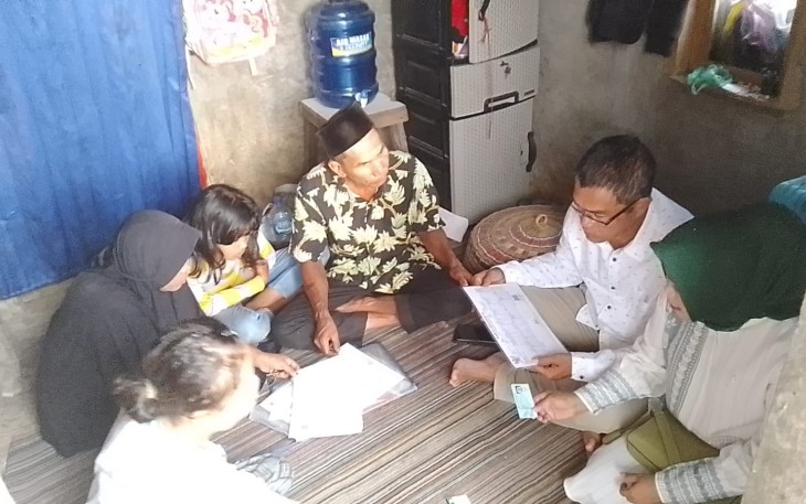 Pj. Wali Kota Payakumbuh Rida Ananda bersama istri tercinta mengunjungi masyarakat pengidap leukimia dan kista ovarium di Kelurahan Tigo Koto Dibaruah.