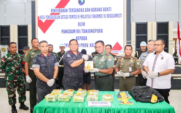 Mayjen TNI Iwan Setiawan Serahkan Pelaku dan Sabu 10 Kg ke BNNP Kalbar