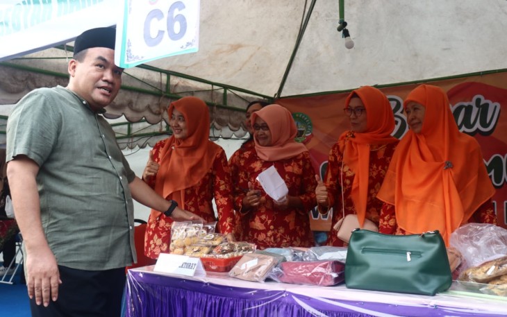 Bupati Blora Arief Rohman mengunjungi bazar ramadan di Alon Alon Blora.