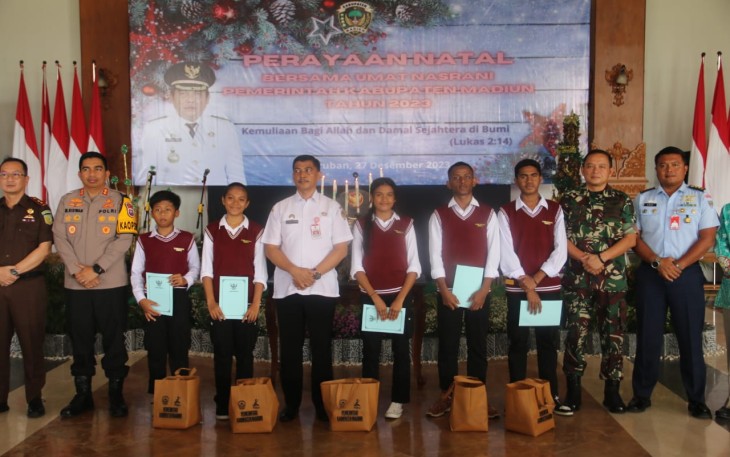 Komandan Kodim 0803/Madiun Letkol Inf Meina Helmi menghadiri acara perayaan Natal yang digelar oleh Pemerintah Kabupaten Madiun bersama umat Kristiani di Pendopo Ronggo Djoemeno Caruban, Rabu (27/12/2023)