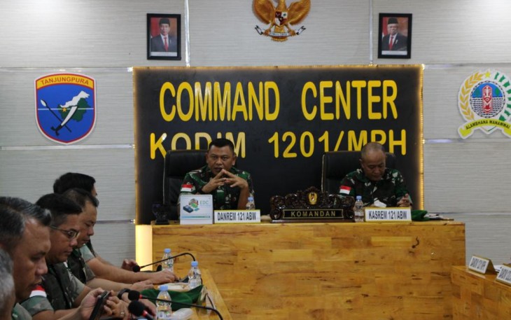 Komandan Korem 121/Abw Brigjen TNI Luqman Arief, S.I.P., didampingi Kasrem 121/Abw Kolonel Inf Soelistyo Bawono, S.I.P., memimpin rapat Evaluasi Program Kerja dan Anggaran Korem 121/Abw Tahun 2023
