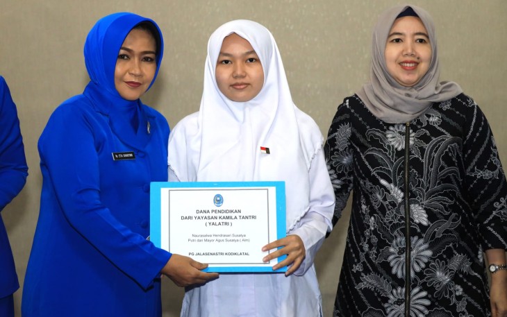 Ketua Gabungan Jalasenastri Kodiklatal secara simbolis Serahkan Dana Pendidikan Yalatri Kepada Anak Yatim 
