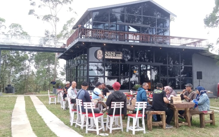 Rombongan pengunjung sedang menikmati santap siang di 2020mdpl Highest Café Tawangmangu, Minggu (19/11/2023).