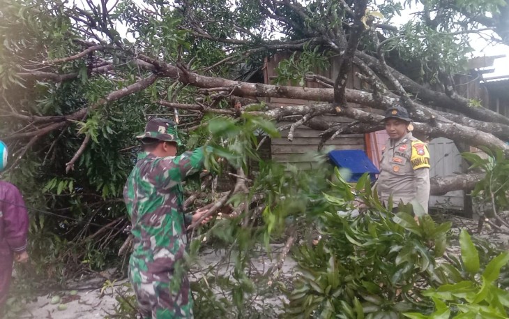 Polres Natuna Terjunkan Personil Untuk Patroli dan Bantu Masyarakat