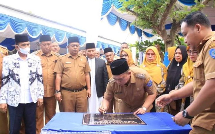 Bupati Labuhanbatu dr.H.Erik Adtrada Ritonga MKM, didampingi Wakil Bupati Labuhanbatu Hj.Elyya Rosa Siregar S.Pd.MM, Kepala Dinas Pendidikan Asrol Azis Lubis dan Camat Rantau Selatan H.Azhar Rambe SE saat meresmikan Mushallah Amaliah SDN 09 jalan HM. Said Sigambal Kecamatan Rantau Selatan, Senin 13/3/2023.