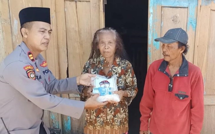 Polsek Pucanglaban saat Salurkan Bantun dari Kapolres Tulungagung Untuk Masyarakat