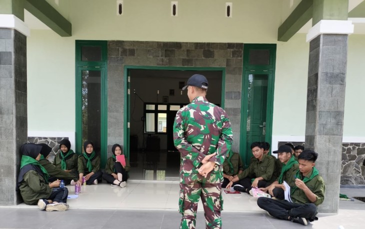 Prajurit Satgas Pamtas Yonif 645/Gardatama Yudha saat Latih Navigasi Darat Kepada Mapala dan Karang Taruna