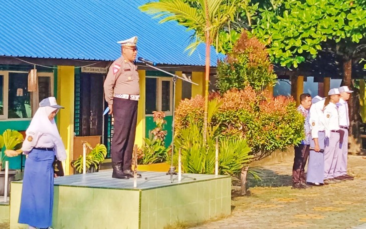 Kasat Lantas Jadi Pembina Upacara di SMAN 1 Toapaya