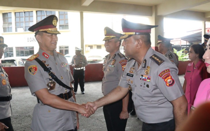 Kapolda Bengkulu Irjen Pol Drs. Armed Wijaya, M.H saat memberikan ucapan selamat kepada personel yang naik pangkat.