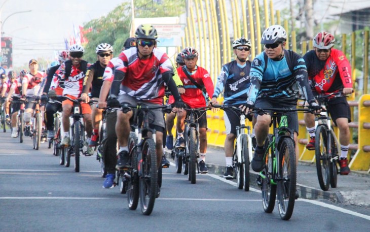 Dandim 0806/Trenggalek Letkol Czi Aji Susanto, S.Sos., M.A., dan Kapolres Trenggalek AKBP Gathut Bowo Supriyono, S.H., S.I.K., M.Si., menghidupkan semangat sinergitas melalui kegiatan gowes bersama yang melibatkan anggota Kodim 0806/Trenggalek dan jajaran Polres Trenggalek, Jumat (22/12/2023)