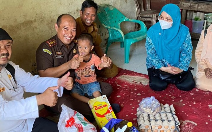 Kajari Asahan dan Kepala Dinas P2KBP3A Kabupaten Asahan Berikan Makanan Tambahan Untuk Anak Stunting