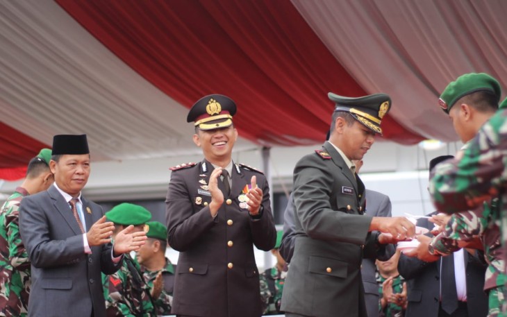 Dandim 0422 Lambar saat Bawa Tumpeng dan Kue Ultah pada Upacara HUT Bhayangkara Polres Pesibar