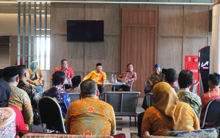 Sekretaris Daerah Provinsi Bengkulu Hamka Sabri Saat Menjadi Narasumber Kegiatan Forum Komunikasi Sosial Bidang Politik Dalam Negeri bersama Direktorat Jenderal Politik dan Pemerintahan Umum Kemendagri RI