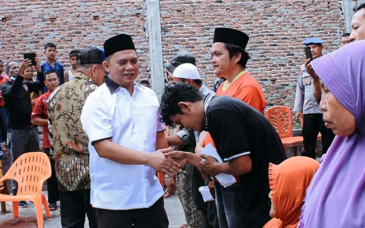 Bupati Labuhanbatu saat Kunjungi korban Kebakaran di Sei Berombang 