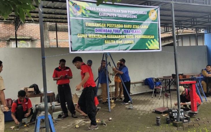 Petugas bidang Kemetrologian Disperindag Kabupaten Tulungagung saat melakukan tera dan tera ulang di Kecamatan Besuki, Senin (10/07/2023)