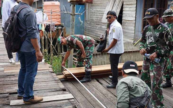 Kasdim saat Tinjau Lokasi Rencana Karya Bakti Pembuatan Jembatan Titian di Kelurahan Danau Tundai 