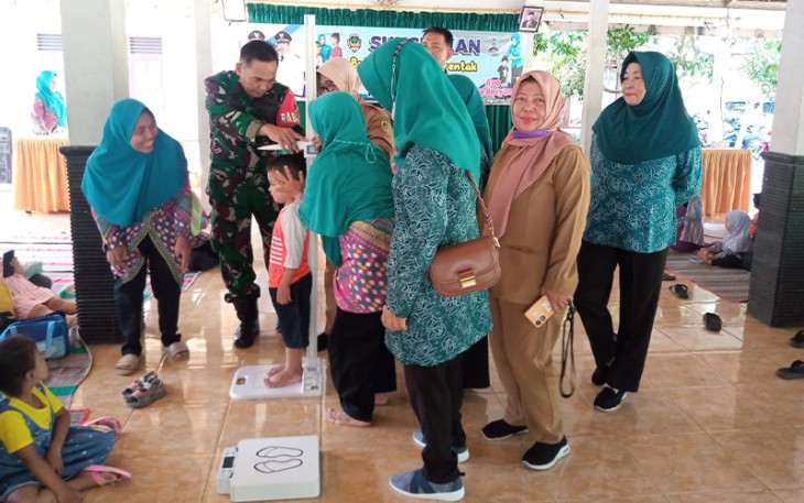 Babinsa Kelurahan Munggut Berikan Edukasi Stunting.