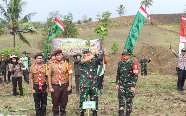 Kodim 0421/LS saat Gelar Karya Bakti TNI Penanaman Pohon 