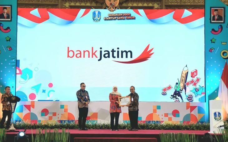 Bank Jatim saat Terima Penghargaan Gubernur Khofifah