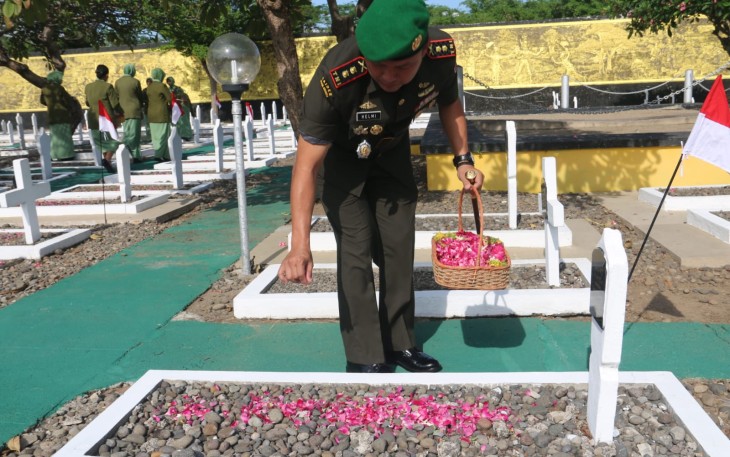 Dandim 0803/Madiun Letkol Inf Meina Helmi mendampingi Danrem 081/Dsj Kolonel Inf Sugiono melaksanakan Ziarah di TMP Kota Madiun, Kamis (14/12/2023)