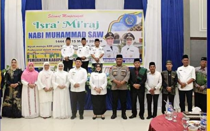 Peringatan Isra Mi'raj Nabi Muhammad SAW 1444 H dengan mengangkat Tema "Hijrah menuju ASN yang Berkarakter, Amanah, dan Profesional dalam mewujudkan Labuhanbatu yang maju dan sejahtera yang dilaksanakan di Ballroom Suzuya Rantauprapat. Rabu (15/03/2023).
