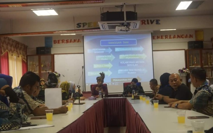 Hari kedua berada di Negara Malaysia, rombongan studi banding yang terdiri dari 45 siswa, 30 guru dan pengawas berprestasi dari Kabupaten Pasaman Barat, Kamis (14/12) mengunjungi SMK Dusun Nanding Malaysia yang merupakan sekolah terbesar di negara tersebut