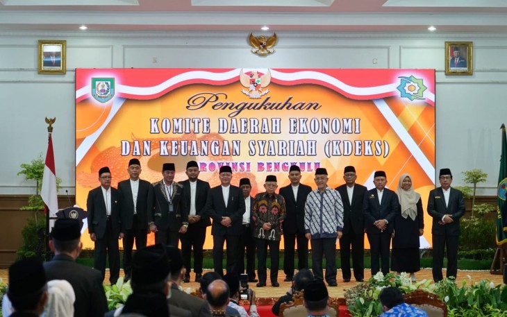 Wakil Presiden (Wapres) RI Ma'ruf Amin hadir dan menyaksikan pengukuhan Komite Daerah Ekonomi dan Keuangan Syariah Provinsi Bengkulu di Balai Raya Semarak Bengkulu