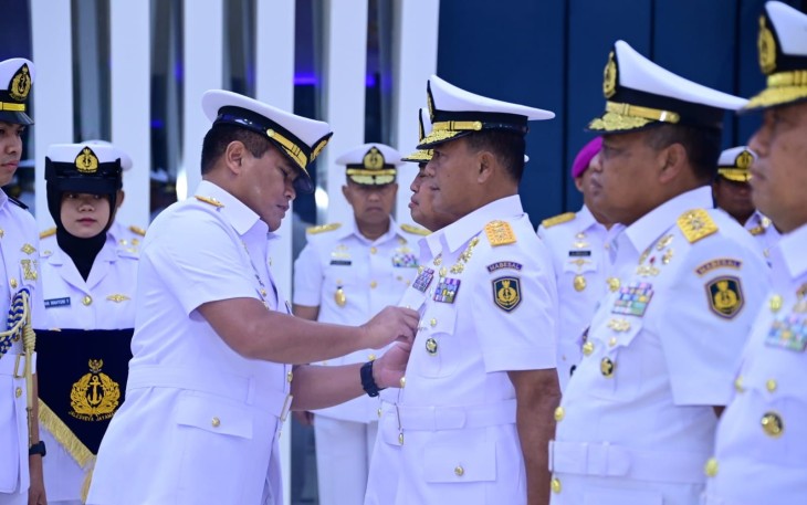 Kasal Laksamana TNI Muhammad Ali saat memimpin upacara Sertijab Asops dan Aspers di Wisma Elang Laut, Jakarta Pusat, Senin (06/03). 