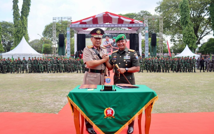 Kapolda Kalimantan Tengah Irjen Pol Drs. Djoko Poerwanto, menghadiri upacara serah terima jabatan (Sertijab) Komandan Korem (Danrem) 102 Panju Panjung, di Lapangan Makorem setempat, Jl. Imam Bonjol, Kota Palangka Raya, Jumat (22/12/2023)