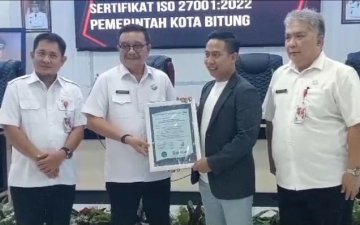 Wali Kota Bitung Maurits Mantiri menerima Sertifikat ISO 27001 versi 2022 