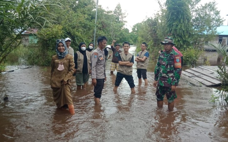 Para Babinsa Pantau Banjir di Wilayah Binaan