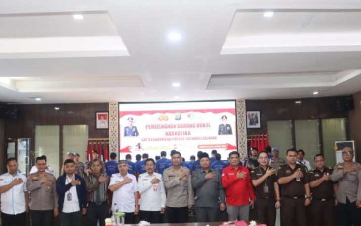 Kapolres Tapsel, AKBP Imam Zamroni, SIK, MH, photo bersama usai pemusnahan Barang Bukti