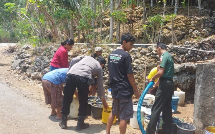 Babinsa Koramil 0801/11 Bersama Pihak Terkait Salurkan Bantuan Air Bersih